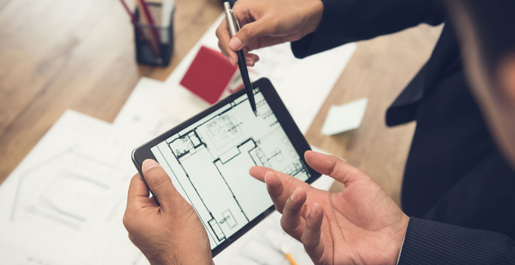 Héritier mesurant une pièce pour vérifier la surface déclarée dans une succession