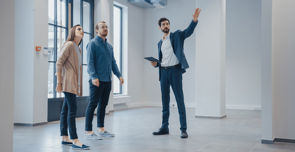 Expert immobilier évaluant un bien avec des héritiers présents